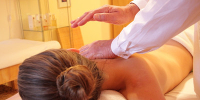 Séance de massage thérapeutique De plus en plus de personnes passe leur temps au service ass
