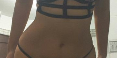 Fabi Linda Beniata y fogosa QUITAME la ROPA mientras me das unos besos NO SOY ROBOTICA