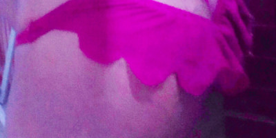 Chic petit modèle disponible Jeune fille mince et petit modèle disponible pour massage e