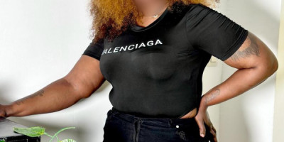 Chic dame sénégalaise disponible pour des séances de massage chez moi