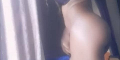 Fille brune de 23 ans aux belles fesses dispo pour homme de plus de 30 ans uniquement