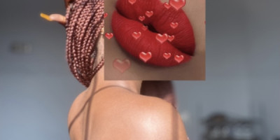 Je suis une charmante jeune femme avec une très belle forme