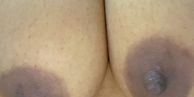 Fille mature avec jolie poitrine vient me sucer les tétons bb