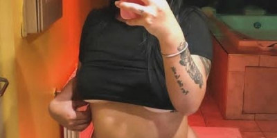 Flaca sexi con tatuajes y ricas curvas y muy complaciente atenta golosa