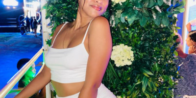 Una chica perfecta para compartir en la cama