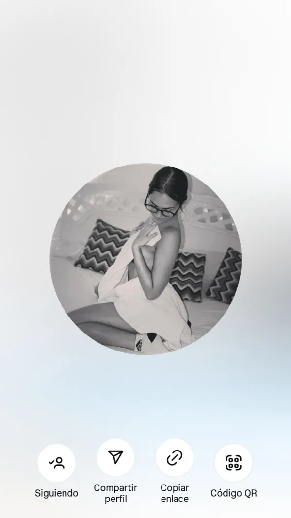 Laura Avatar Bg