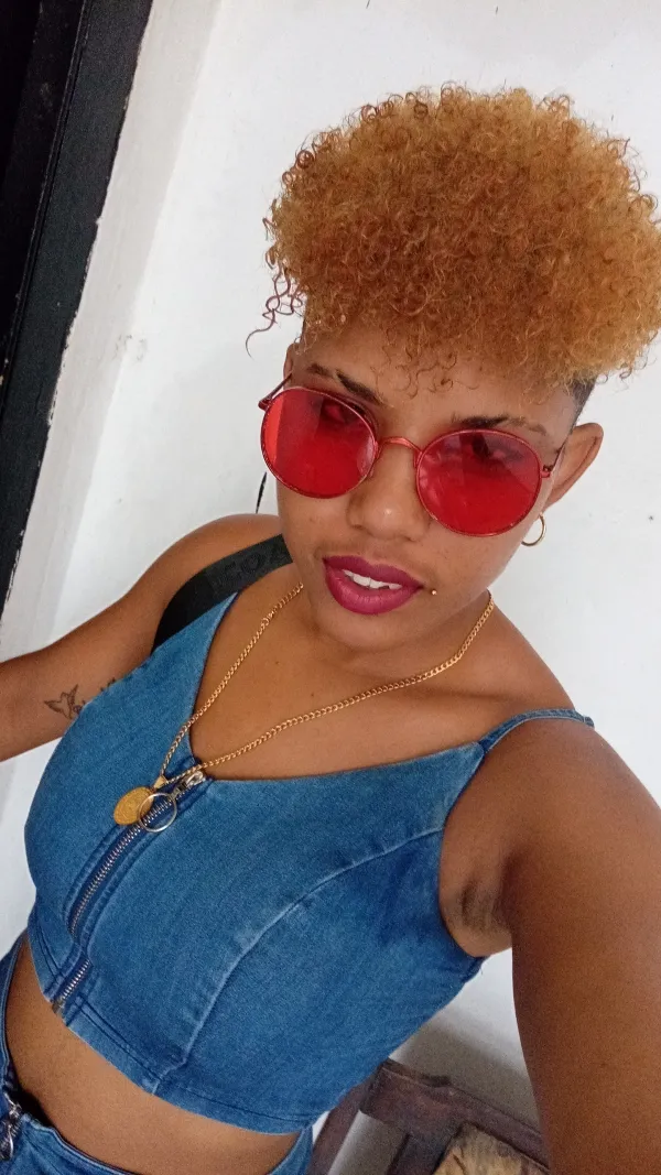 Mónica Avatar Bg
