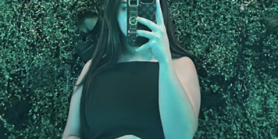 Une escorte girl élégante qui pratique lanal