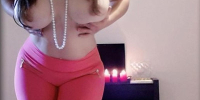 PRECIOSA PECHUGONA CON UNOS RICOS LABIOS HÚMEDOS