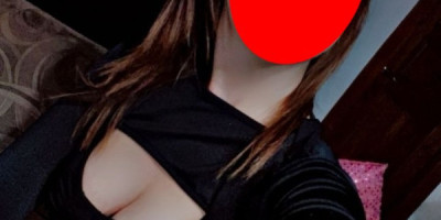 Linda rubia chica dulce y cariñosa con sexys curvas