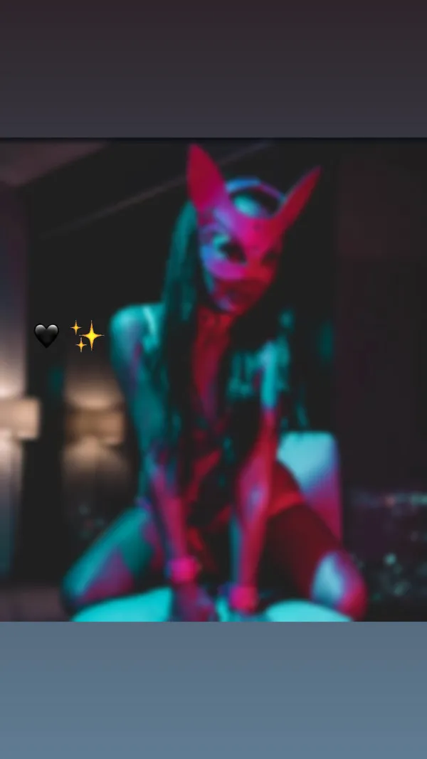 أم اللول Avatar Bg