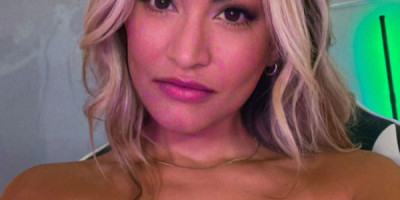 Je suis une femme mûre blonde aux courbes