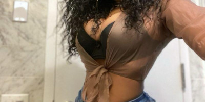 Jarrive doucement comme une brise chaude qui frôle la peau avant même dêtre remarquée.