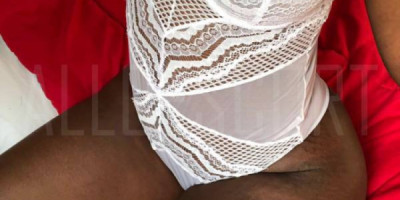 Belle fille black élégante souriante Sexy et attentionnée pour vous