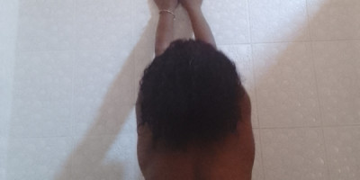 Une coquine qui aime faire tout en sexe en tout position