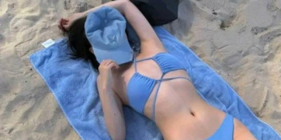 La jolie fille mince coquine sexy avec des jolie seins