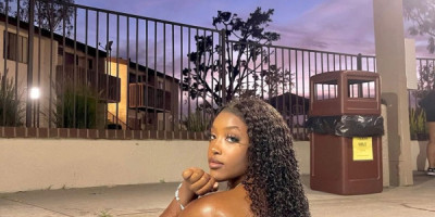 Imagine having funking my pusy at the beach or in swimming pool