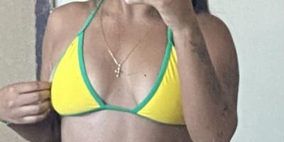 Chica de piel morena pelo castaño de 20 años