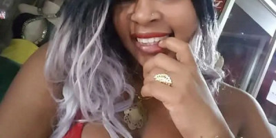 Linda morena dulce y sexy encantadora con unos pechos de infarto