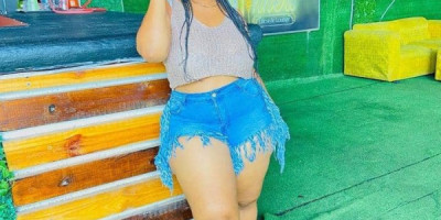 La peau d'une fille sexy comme du beurre est là pour s'amuser follemen