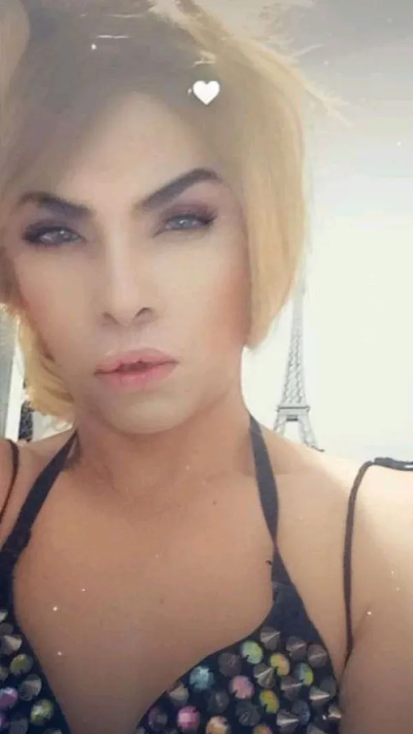 Carla Transexuelle Avatar Bg