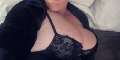 Sassy beautiful irish hottie Hi let me give u a sensual massage while dressed in sexy lin