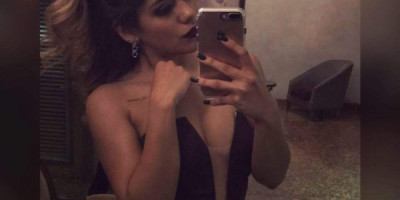 Hermosa mujer delgada Hermosa delgada dispuesta hacerte feliz me encantan las rosa