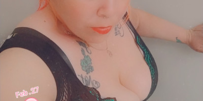 Curvy Redhead Ready for Unforgettable Fun in Nashville!