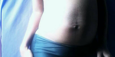 Chica embarazada ofrece sus servicios de escort
