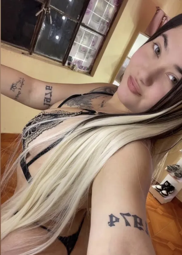 Daniela Avatar Bg