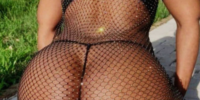 Sexy curvy African babe for some naughty fun
